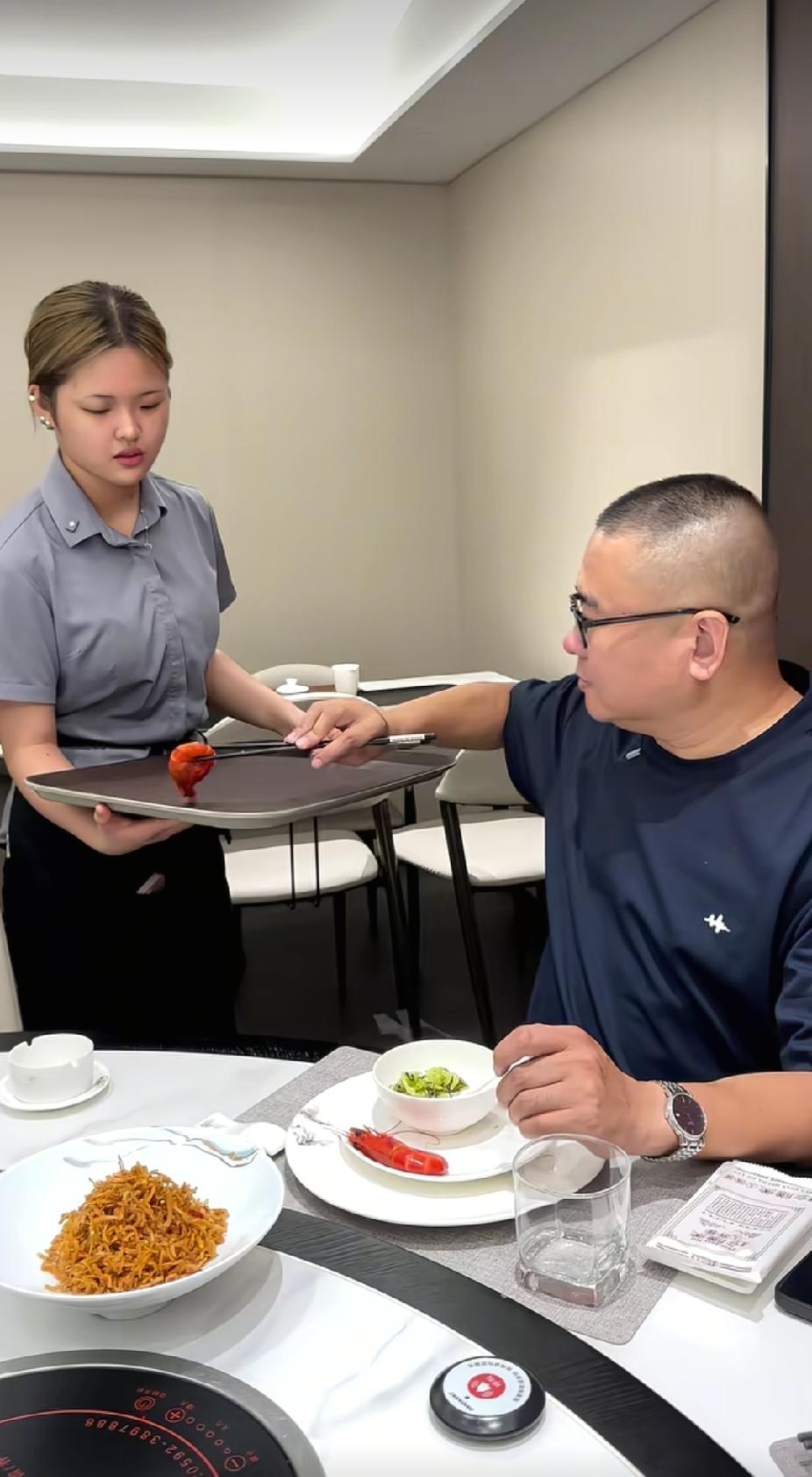 服务员给一名男顾客上菜时，被别人碰了一下盘子，菜洒了出来，男顾客说了一句话后，结