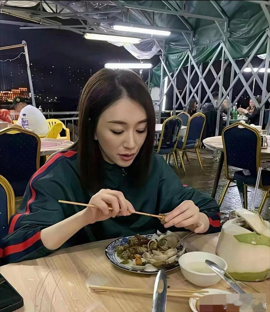 网友海边大排档偶遇李小冉，接地气的烟火场景衬得她气质依旧出众。 