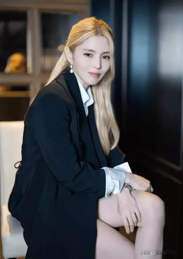 韩素希接受采访表示自己对结婚没什么滤镜，唯独对生孩子特别有憧憬，甚至半开玩笑说找