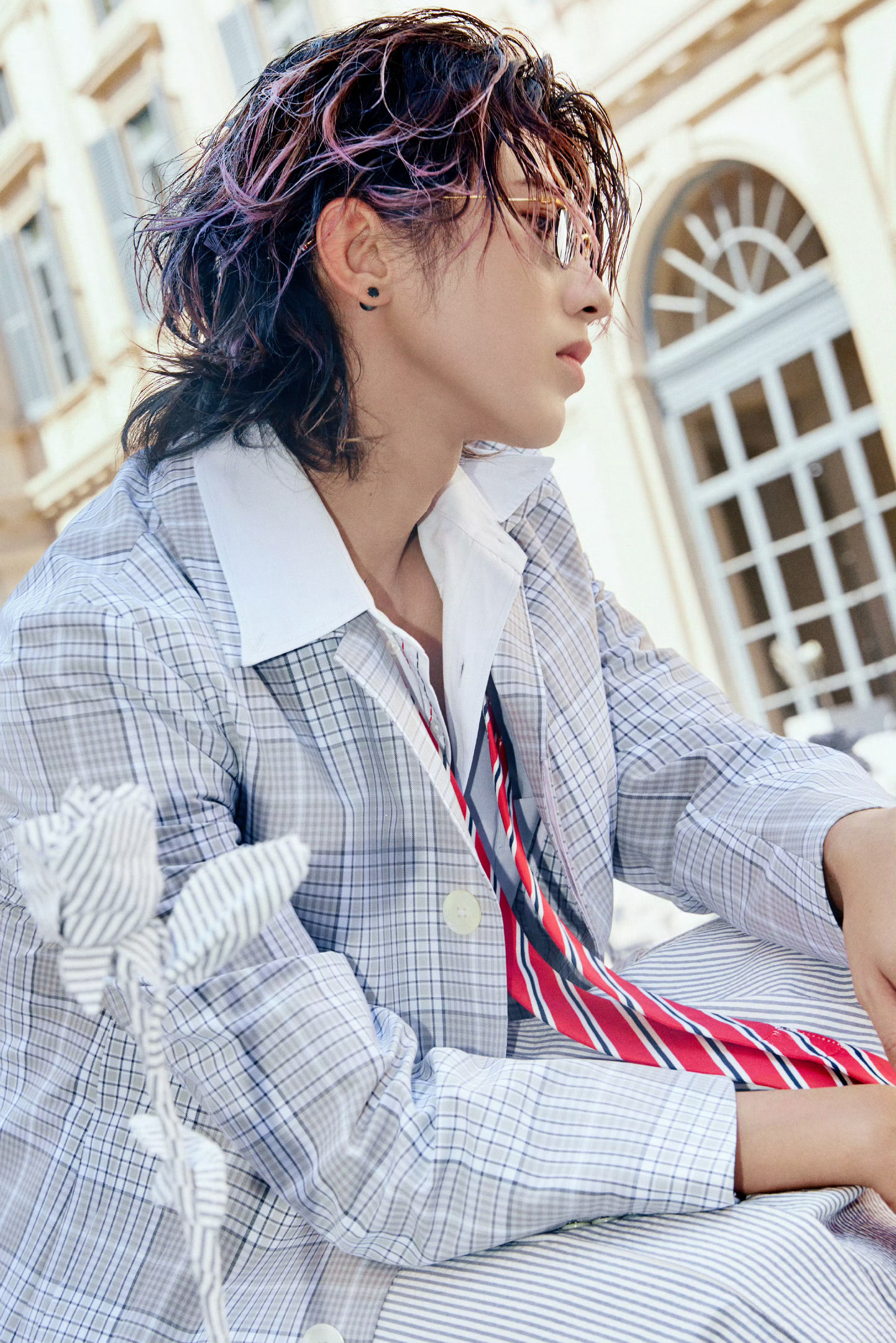 蔡徐坤 x Thom Browne2027男装时装秀造型图集公开，于米兰宅邸庭院