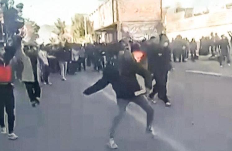 不再装了！
因“通胀和汇率贬值”而起的伊朗国内抗议活动升级，白宫主人昨天在他家的