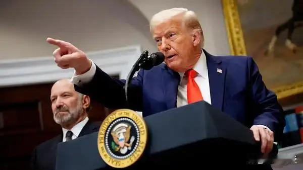 特朗普真是够“厉害”的
特朗普上任以来，干出不少令人膛目结舌言行，退出国际机构、