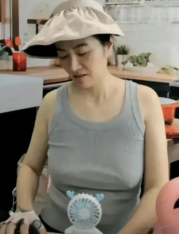 对于叶璇在直播间故意扮丑这个行为，说实话，作为粉丝真的很难接受，之前很多人还不相