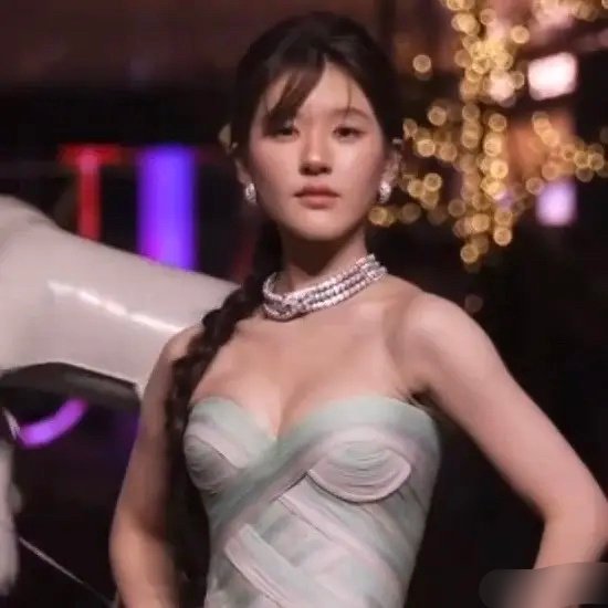 赵露思和杨超越比是不是感觉没那么好看了？ ​​​