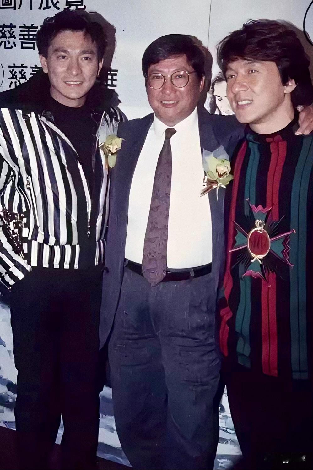 成龙大哥在师兄洪金宝面前显得低调很多了！