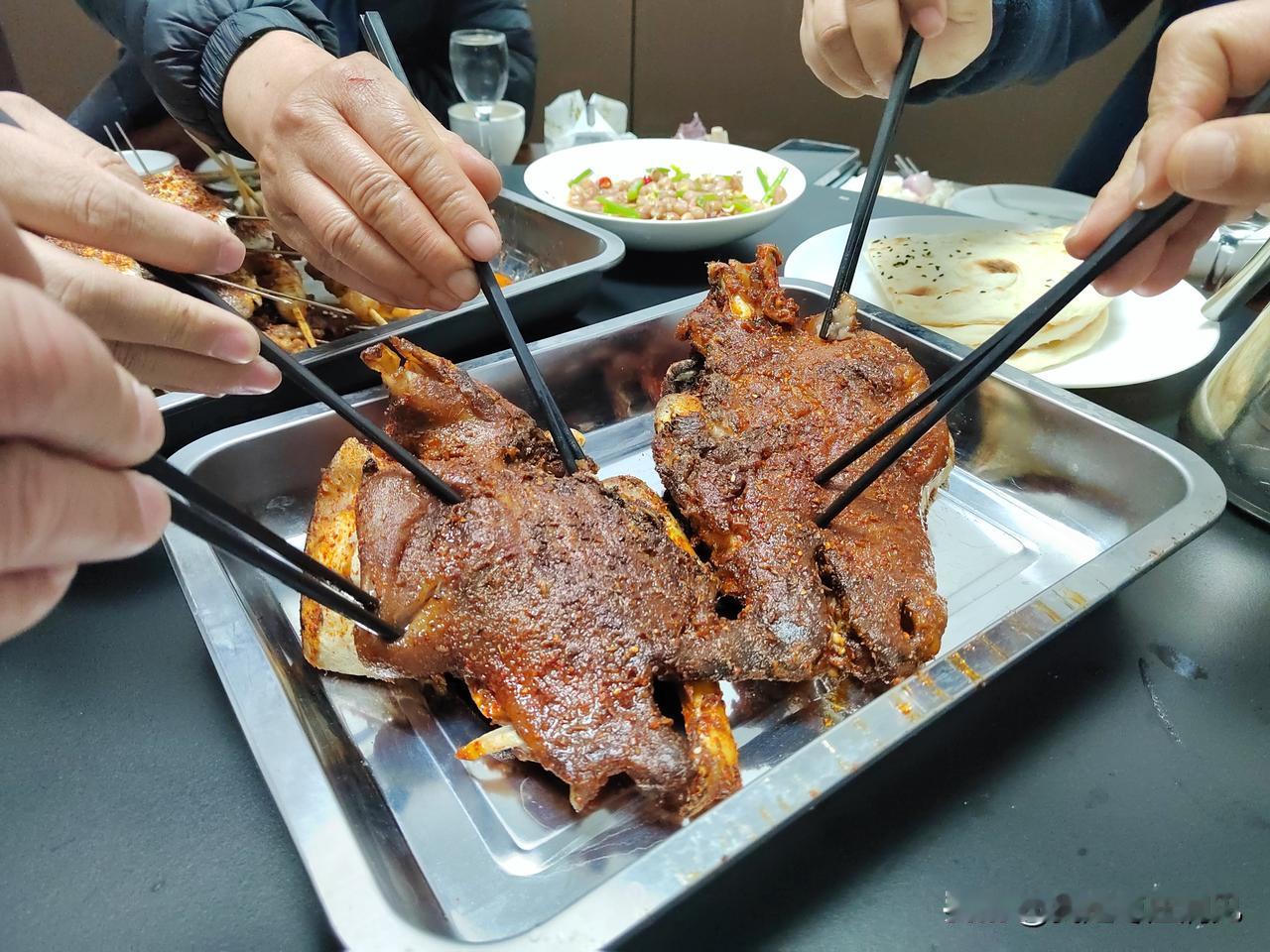 吃在峄城②｜仁和羊肉汤是峄城羊肉汤界的老牌名店之一，长期以来，一直深受食客好评。