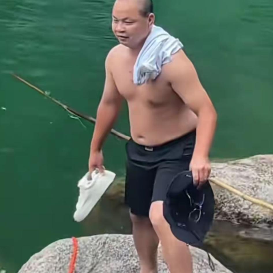 “一手拿绳，一头扎进深潭！”

这一幕，看得人心惊肉跳，却又热血沸腾。

没有专