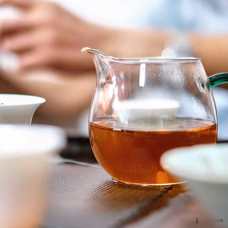 普洱茶要放几年才好喝?

新拆的茶饼泛着光泽，沸水冲下，香气袅袅升起。还是老地方