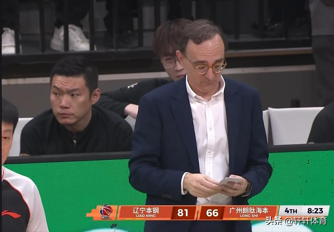 一直很疑惑辽宁主教练乌戈手里的这个纸条到底写着什么，记得前几个赛季乌戈手里面一直