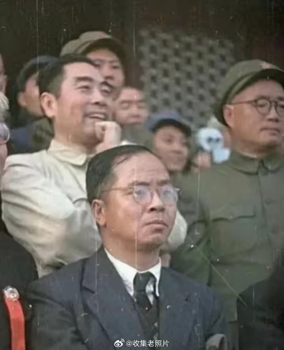 开国大典上，爱国华侨陈嘉庚先生。看着五星红旗升起，先生表情无语哽咽！