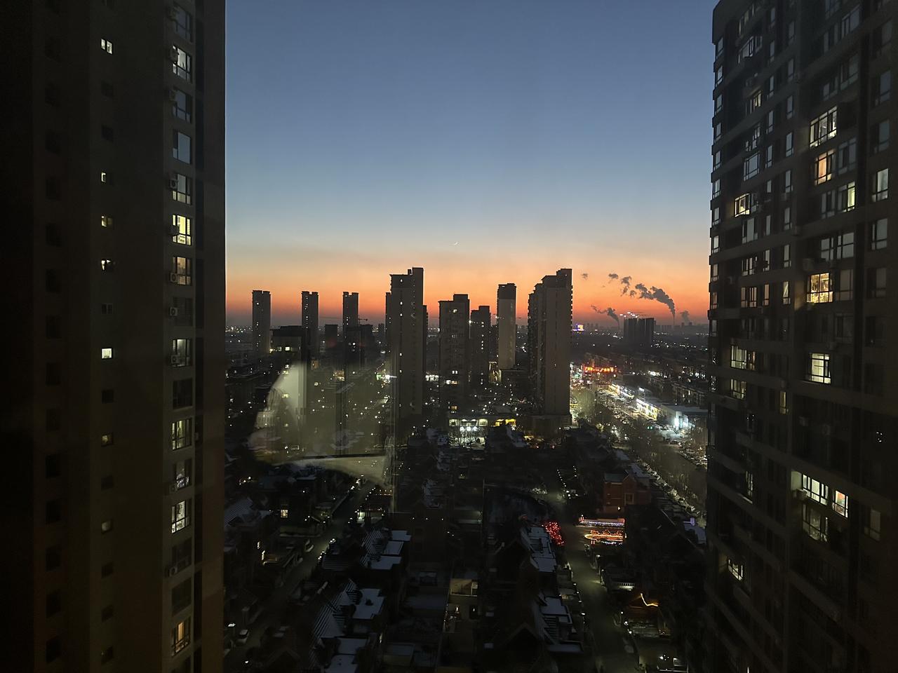 一晃36岁，人到中年了，很多情绪只能藏在心里。

有时候下班到家，我习惯在车里多