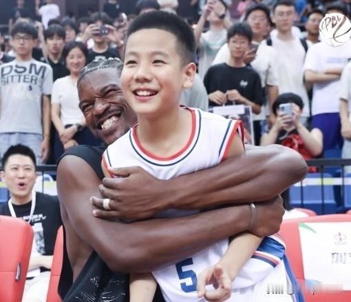 勇士队球员吉米-巴特勒亮相中国小学生篮球联赛全国总训练营决赛日，并与获得MVP的