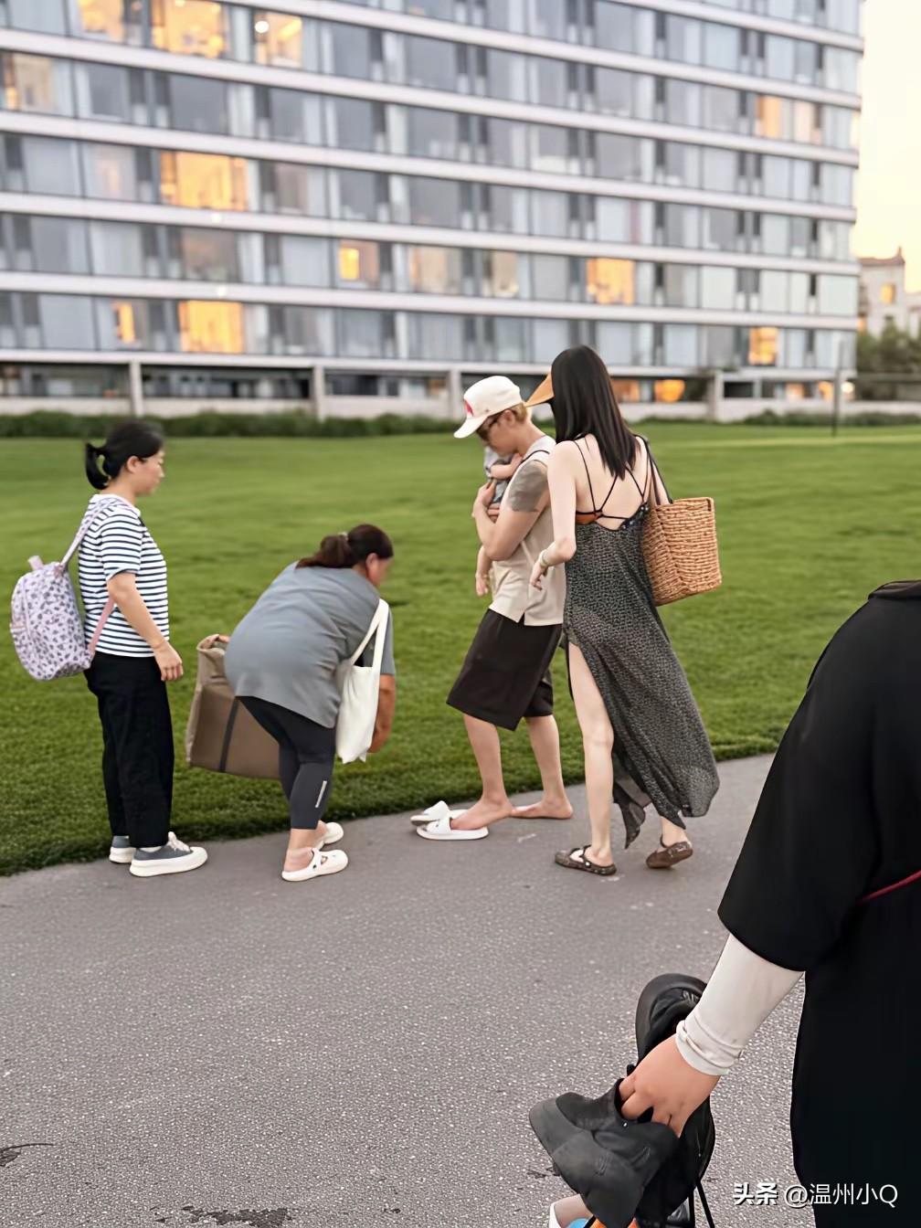陈伟霆何穗夫妇一起现身阿那亚，陈伟霆化身奶爸小心翼翼地抱着儿子，何穗个高肤白在人