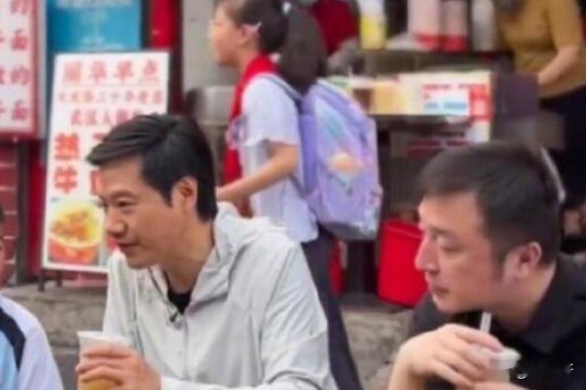 童言无忌：雷军吃早饭，还要这么多人拍照吗？
孩子的理解：看到一群人围着雷军拍，以