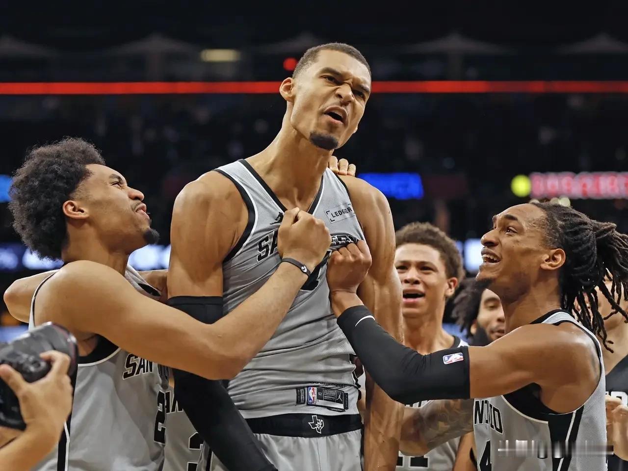文班41+24统治全场，哈珀全能爆发，卡鲁索8记三分难救雷霆！

 
NBA西决