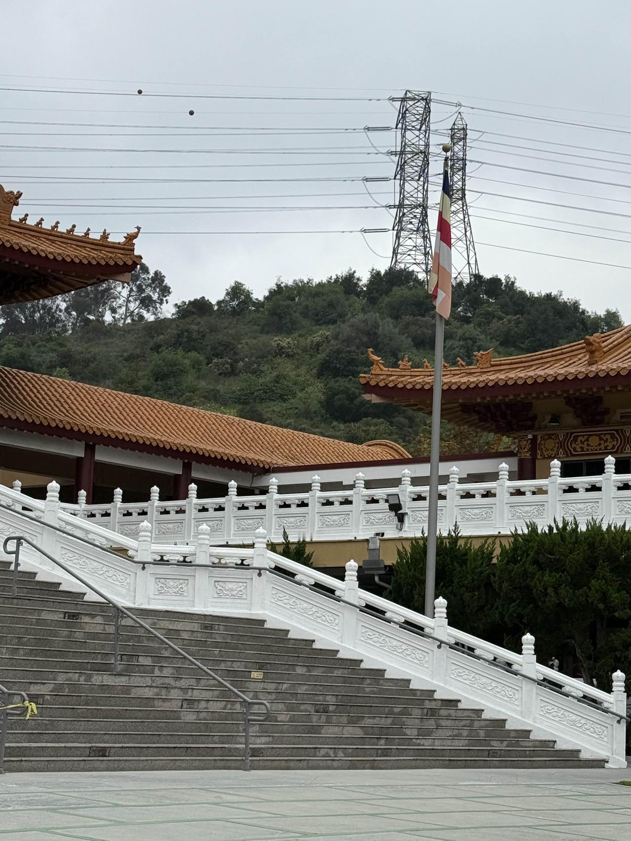 美国寺庙前面除了挂五方旗之后，都有挂一面国旗。以前中国寺庙挂国旗，很多网友笑话寺