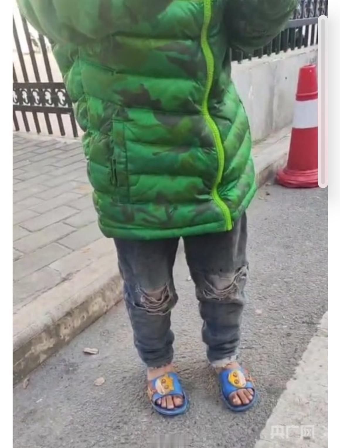 【8岁女孩穿拖鞋街头流浪，母亲去世父亲失联：民政局紧急介入】

寒冬时节，陕西西