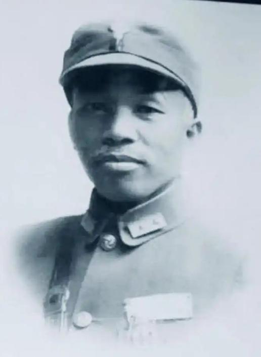 1937年，当南京守军接到撤退命令时，粤军66军军长叶肇抽出佩刀，没人知道这支衣