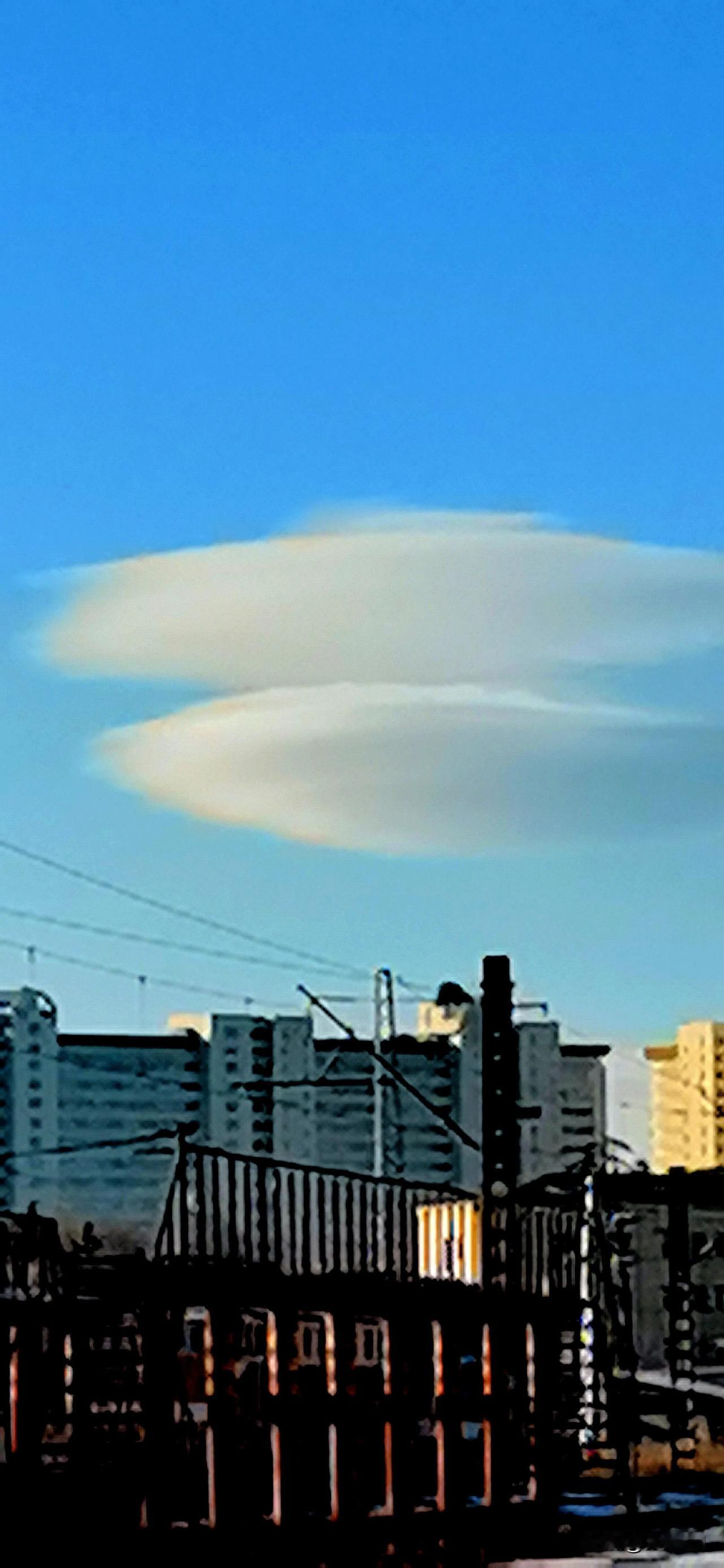 飞蝶祥云（原创）
随拍苍穹 手机拍云彩 随手拍太阳与云 随手拍蓝天淡云 晨拍身边
