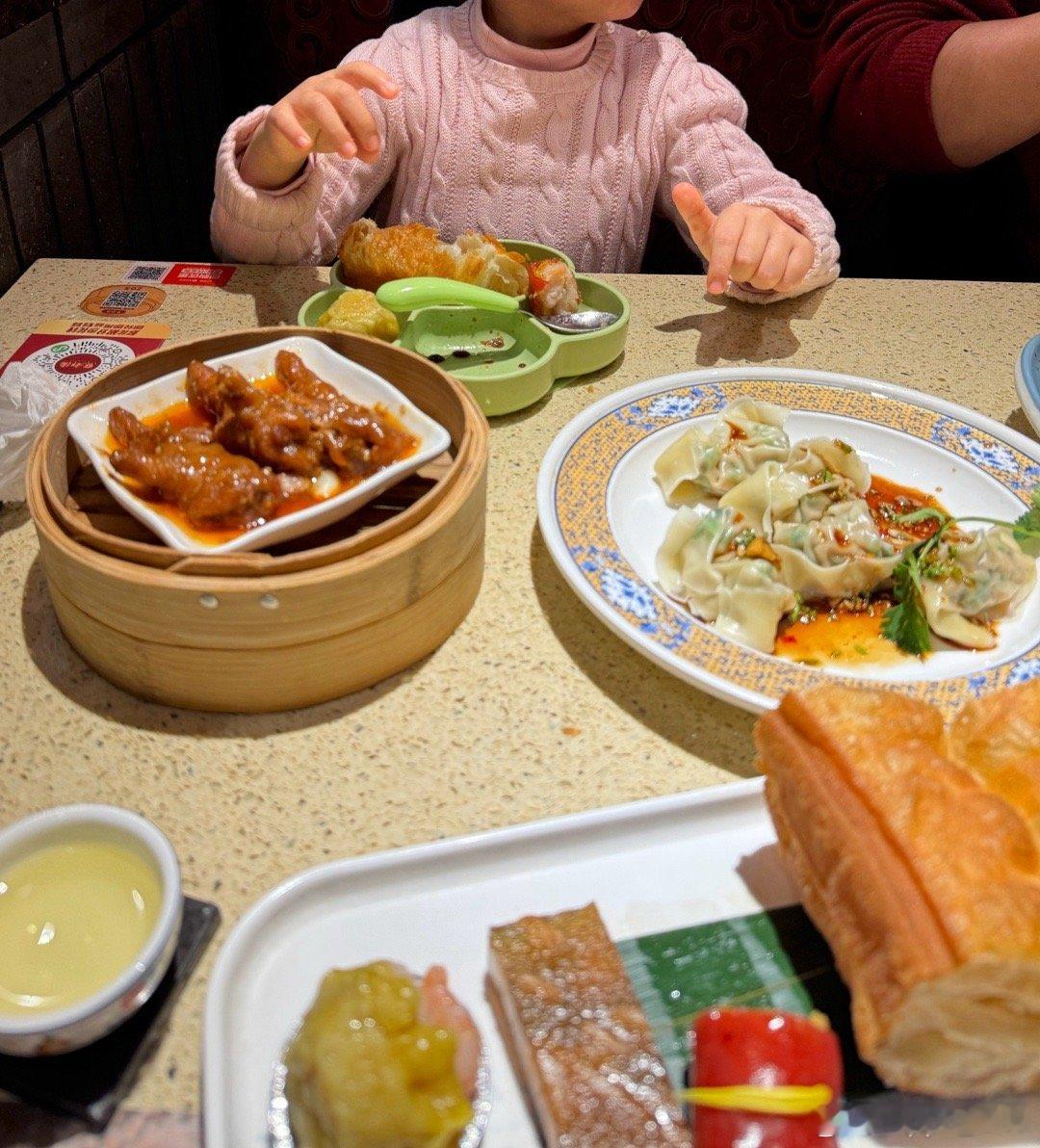 我说带女儿去肯德基，全家说那是垃圾食品。结果我一去发现他们在给女儿吃油条。 服了