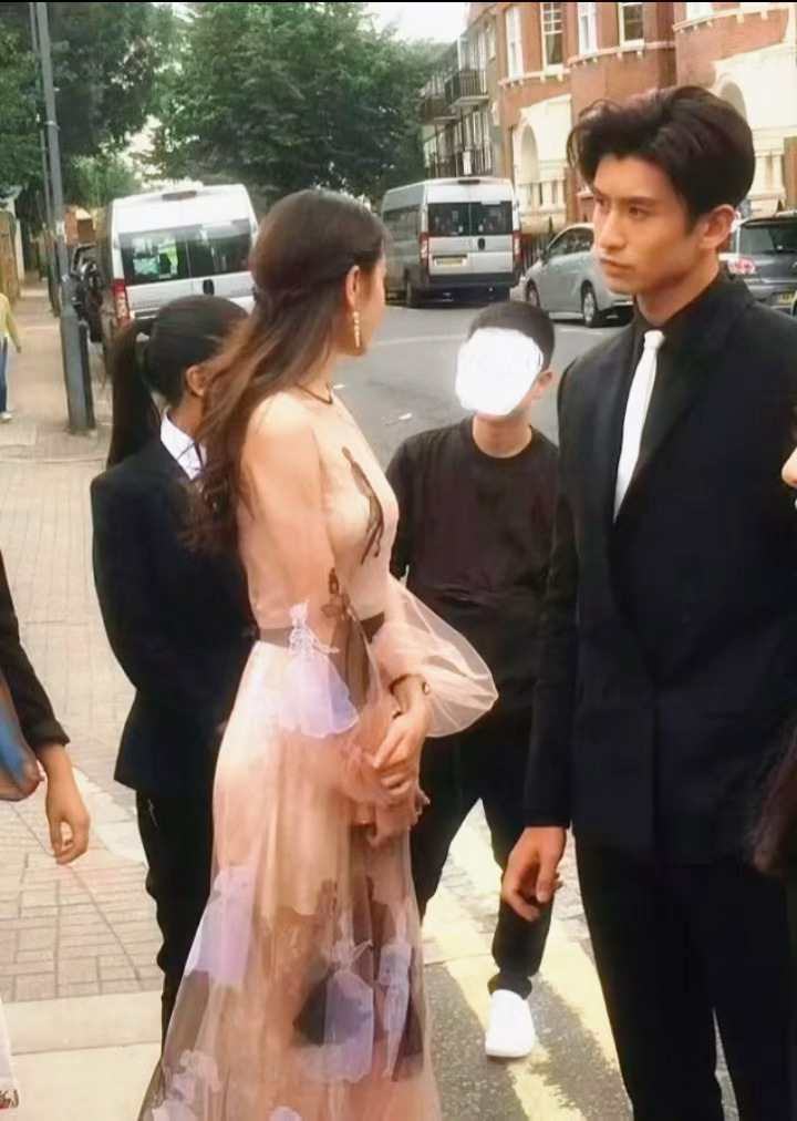 迪丽热巴，我连心疼你都有时差5-2-1，这居然是顶流的待遇都这样了还不会卖惨……