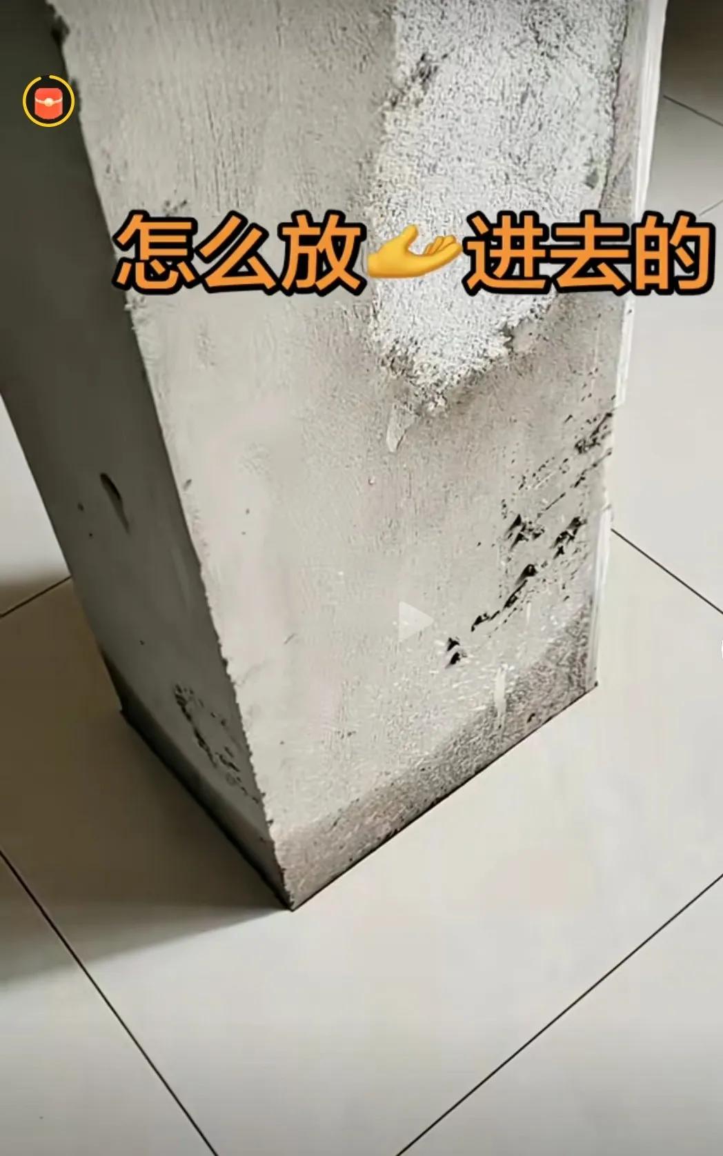 请教一下各位老师，这张照片中的柱子与地砖，是如何做到这么完美的。
到底是先有柱子