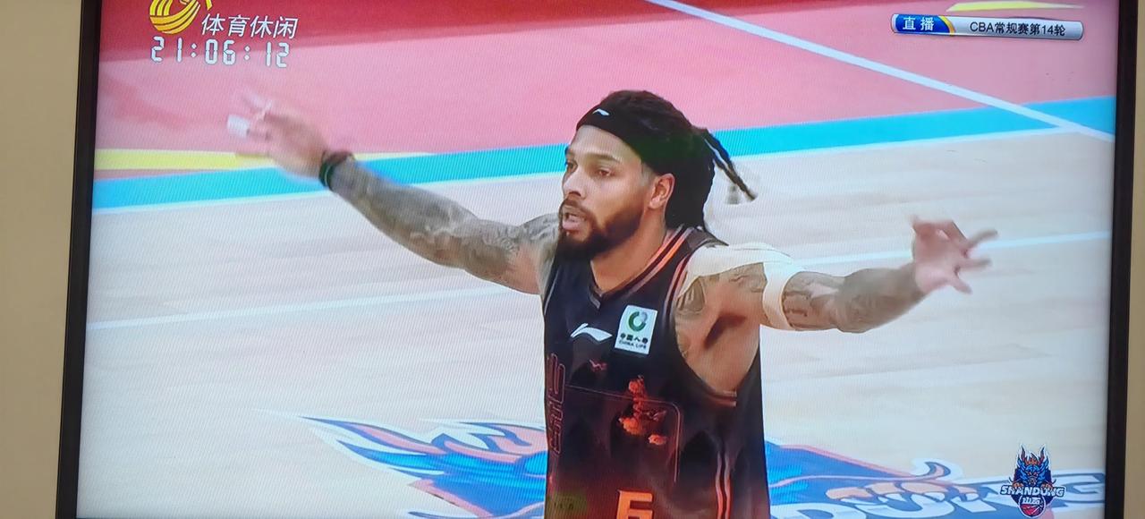 山东高速核心外援的坏习惯，第三外援捡到宝。
山东高速轻松战胜吉林，取得七连胜，据