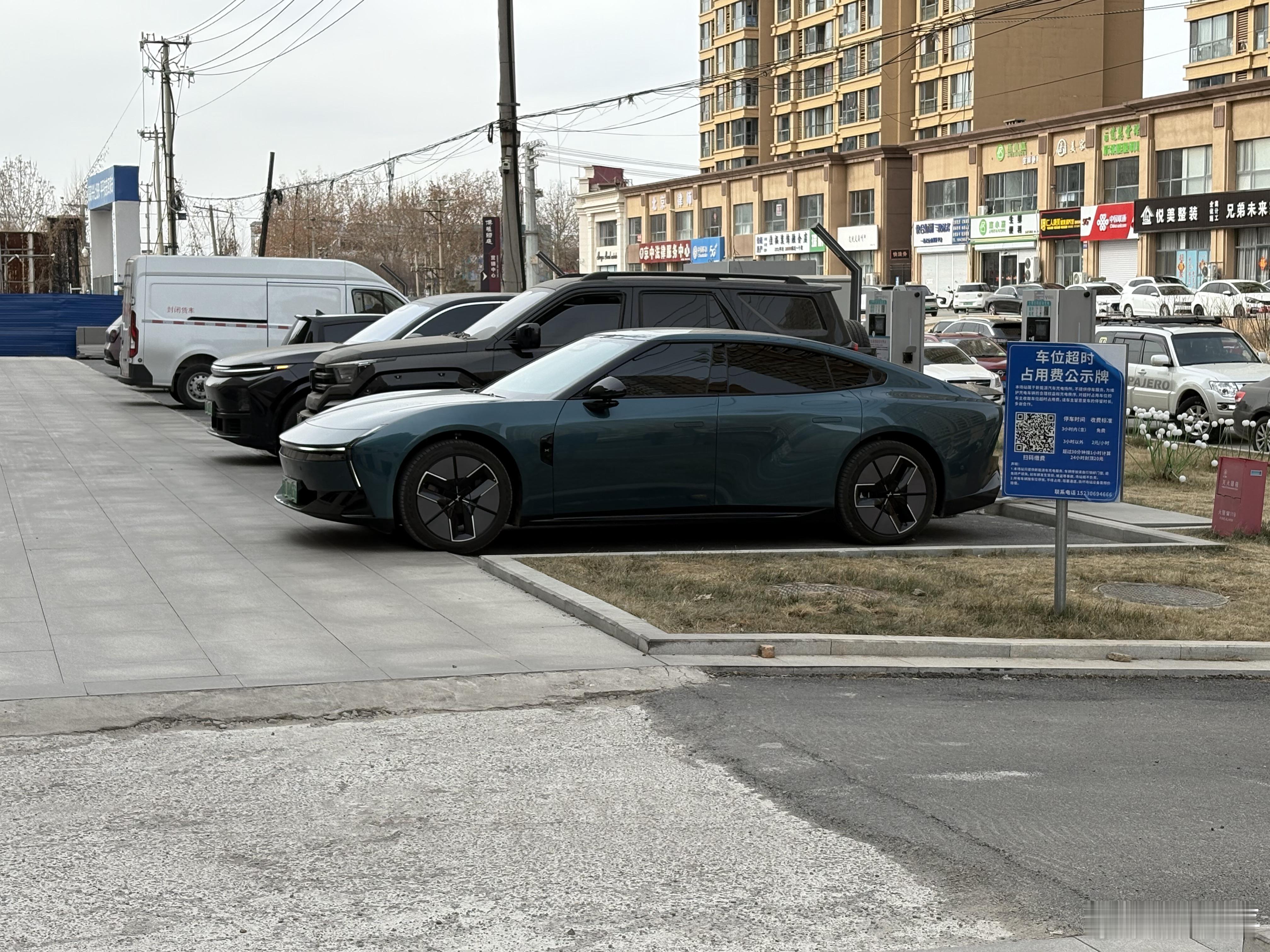 看见一辆超帅的P7，在我们当地太少见了。重点这个车漆就是我觉得最好看的配色。新能