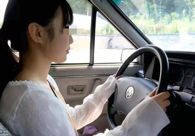 在驾考培训这个本应专注于技能传授的场景中，一起触及法律与道德底线的事件引发了广泛