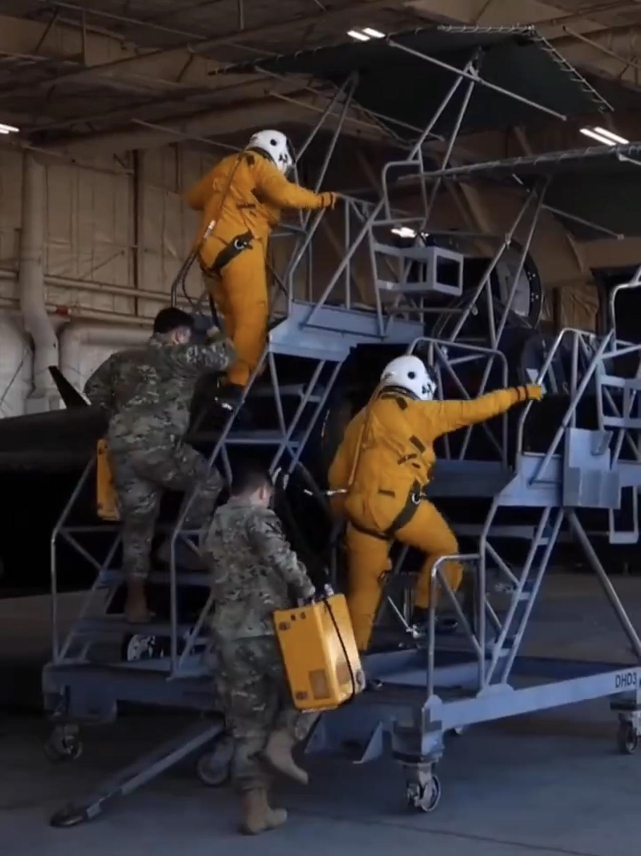 为什么登机前要拎个“黄箱子”？拆解U-2飞行员的高空求生术

想象一下，你正坐在