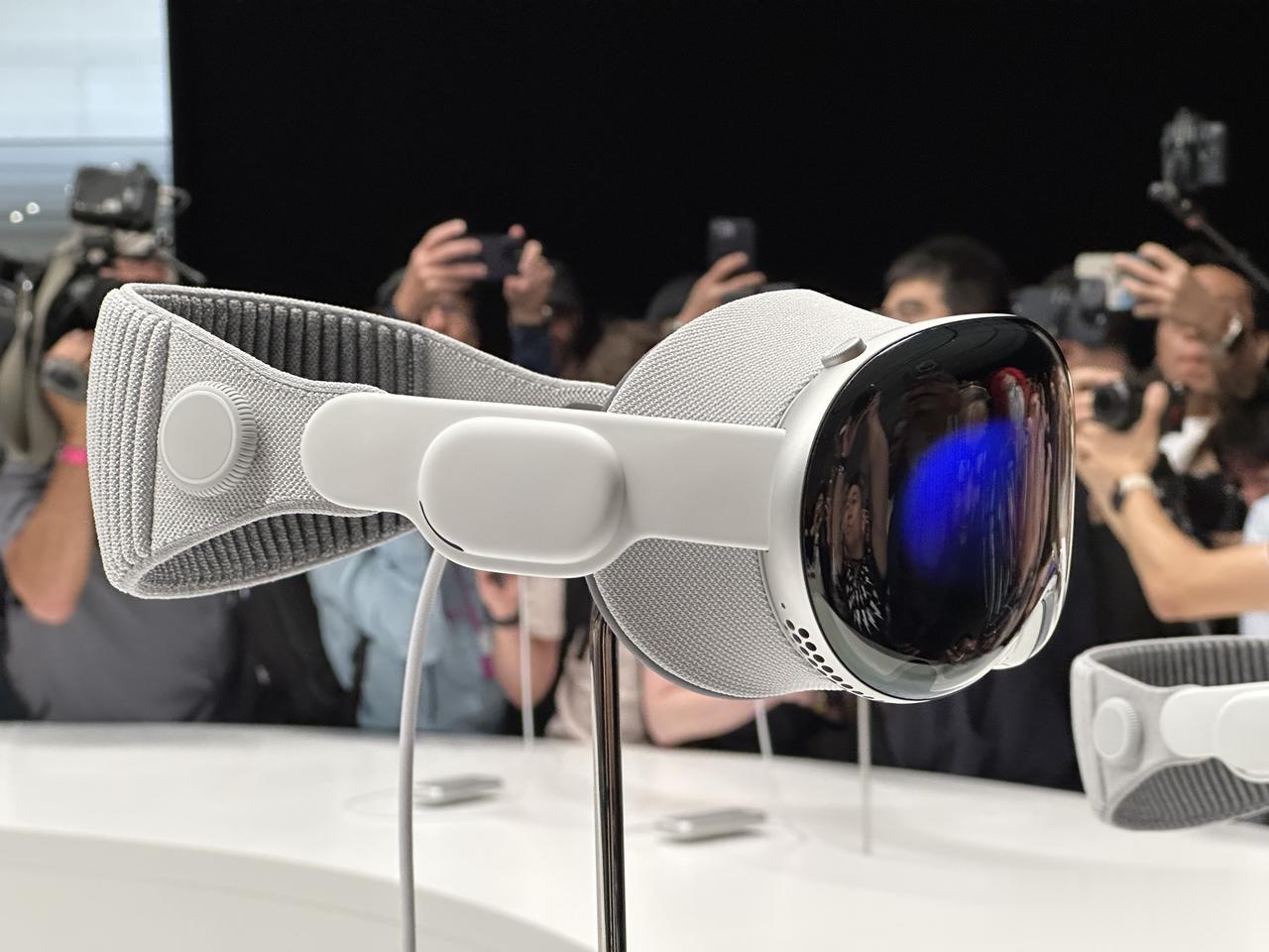 Apple Vision Pro 现场真机图，酷不酷？
