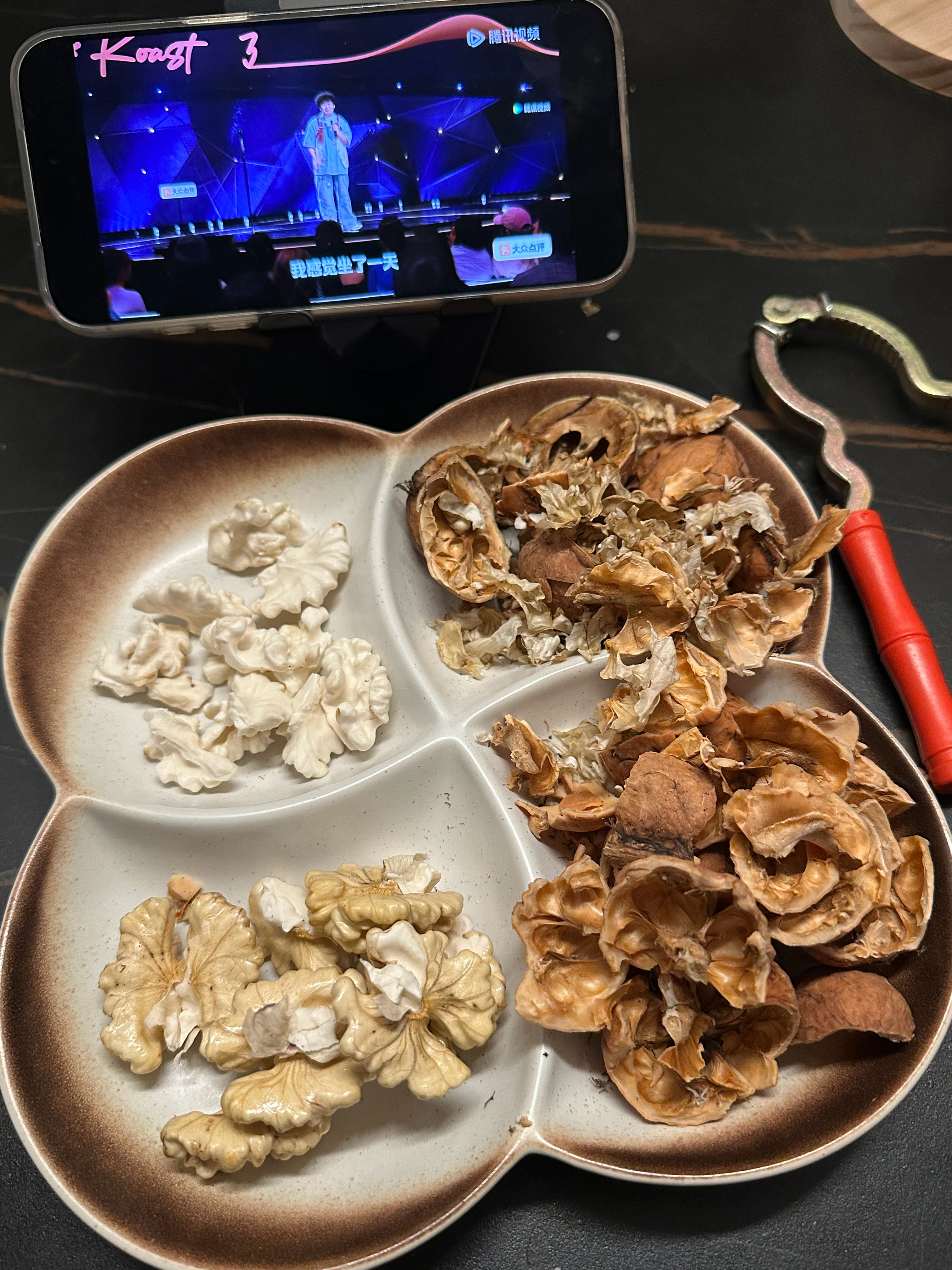 夜里不睡正在： 