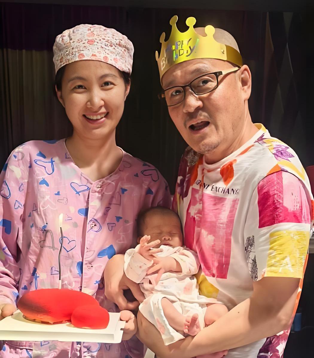 70后、80后都听过光头李进的成名曲《你在他乡还好吗》，这位58岁的歌手最近当父