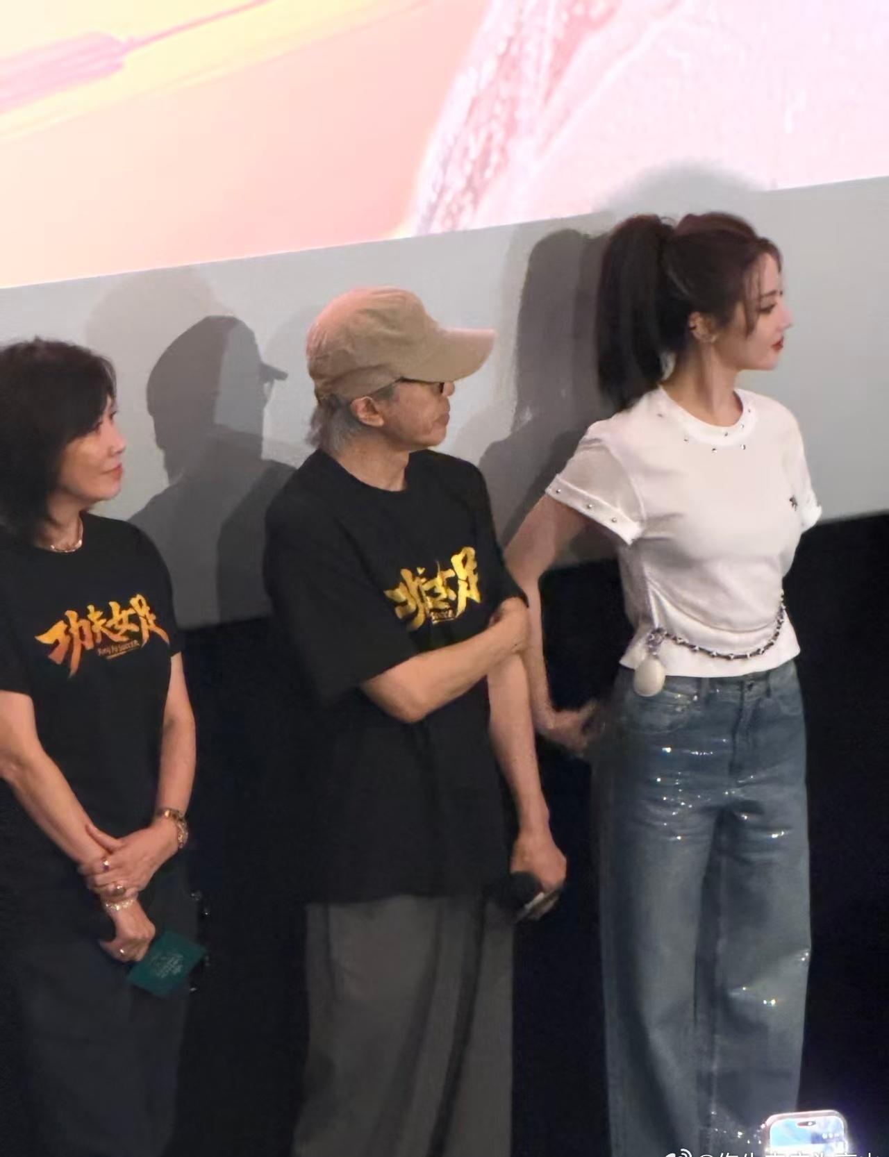 小巴巴站星爷旁边 显得星爷有丝丝弱小迪丽热巴功夫女足纪念票根迪丽热巴 ​​​