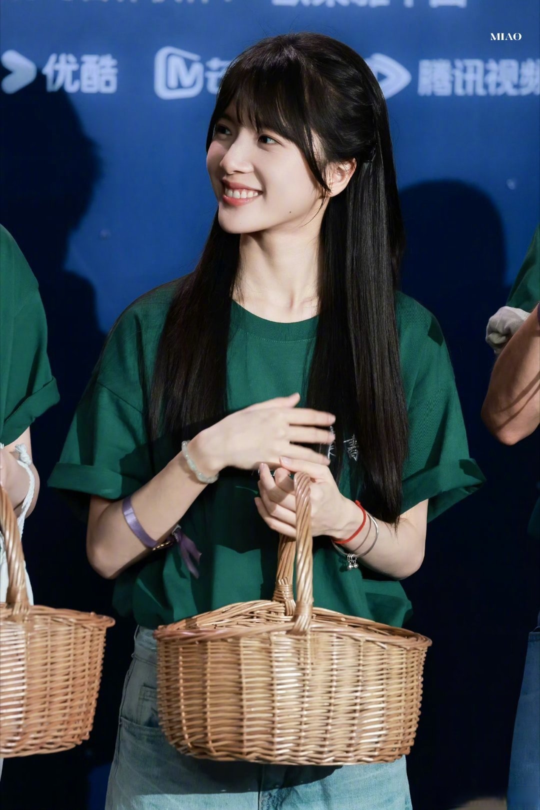 红手链，绿组服，李思潼很有青春活力啊，伟大的新人美时期！ 