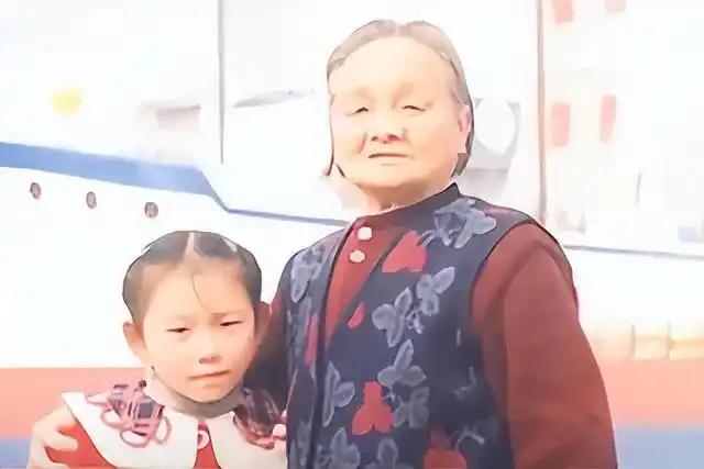 1966年，一对干部夫妻被带走，临走前把6个孩子托付给47岁的保姆高玉清，10年