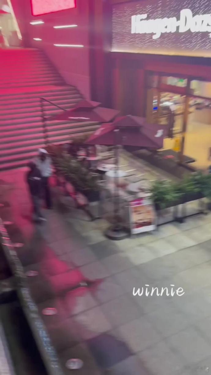 左奇函陈奕恒李煜东去了一家冰淇淋店 刷到这条偶遇素材，左奇函陈奕恒李煜东一起走向