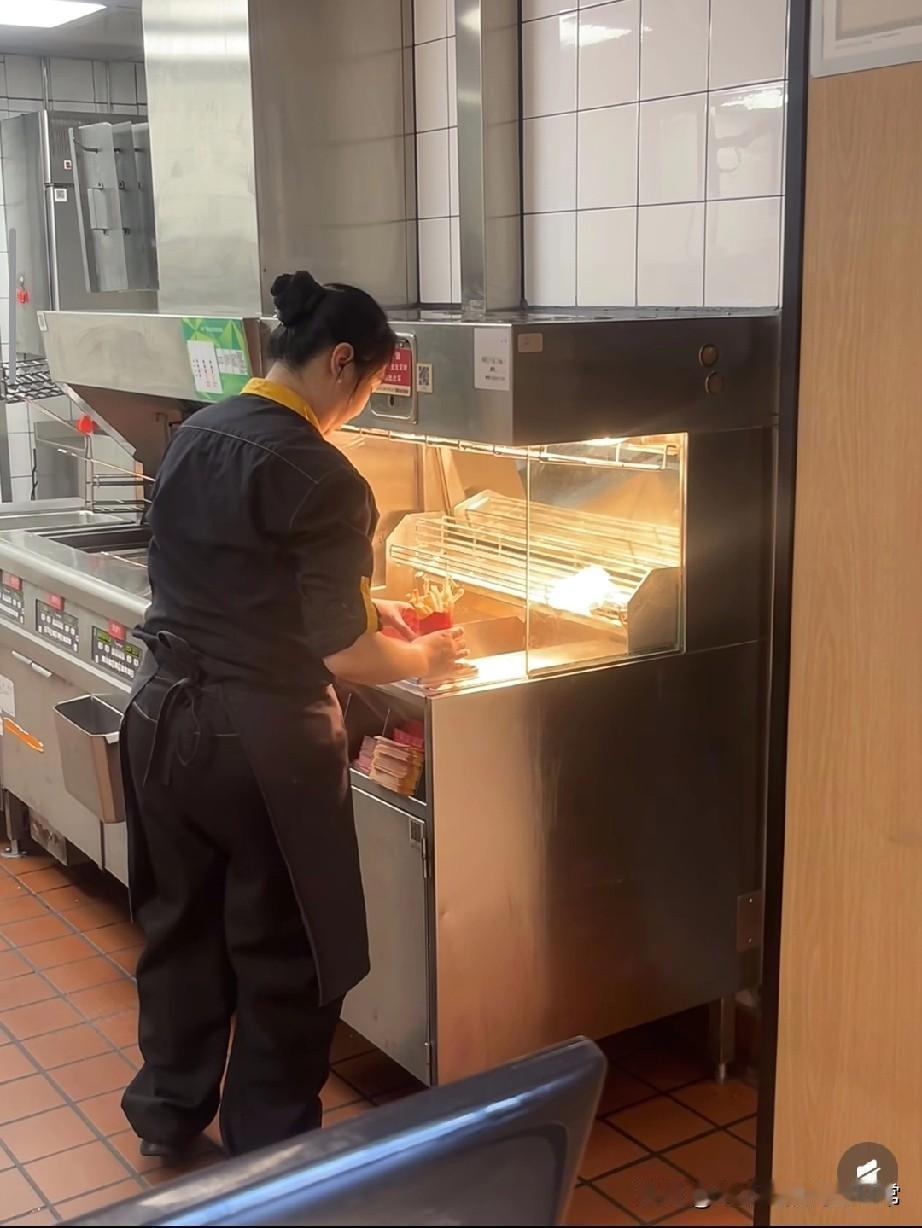 麦当劳薯条用称称重？
这操作把我整懵了！
 
今天去常吃的那家麦当劳，刚要点大薯