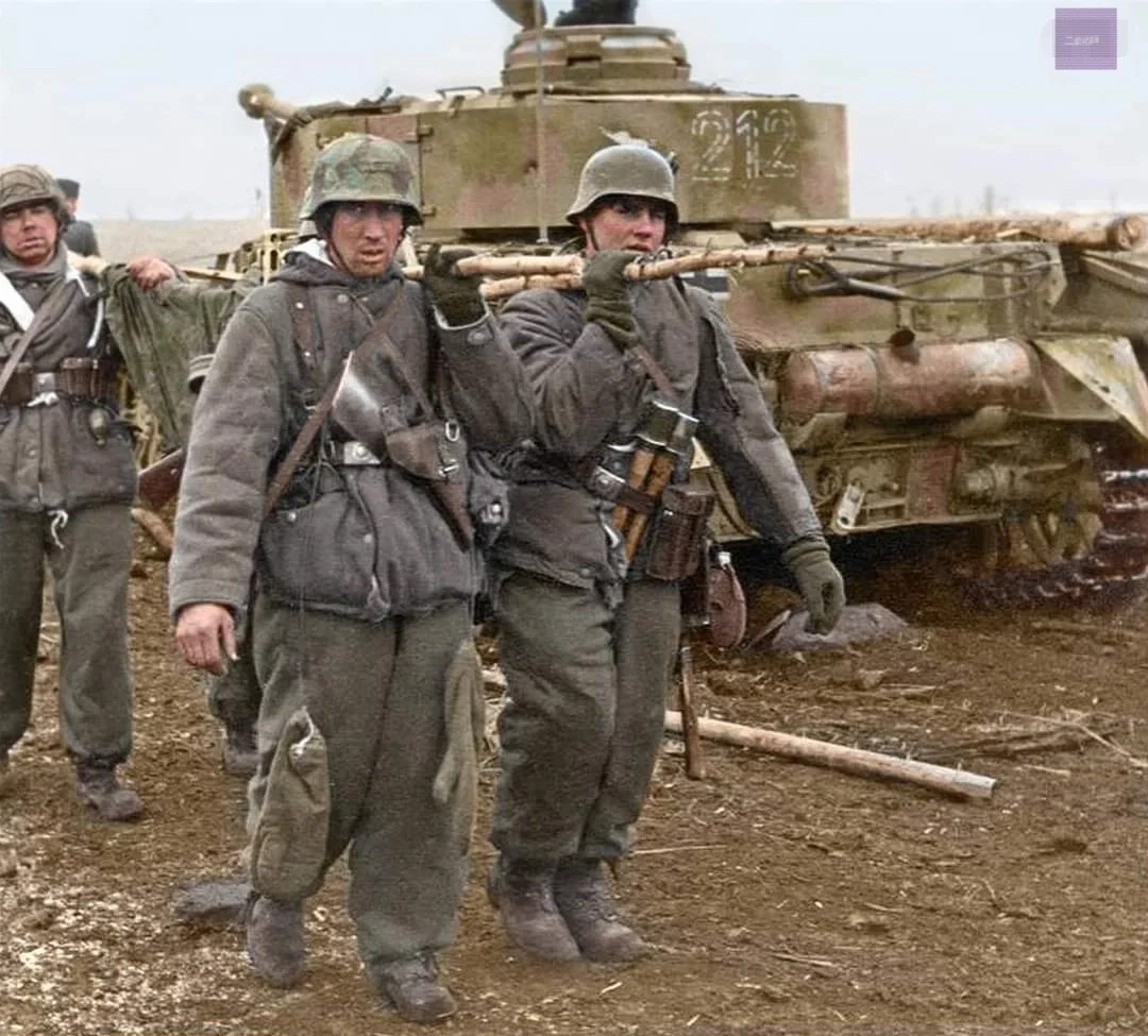 1944年1月，在东线，德军的掷弹兵（看样是两名机枪射手）用简易担架抬...