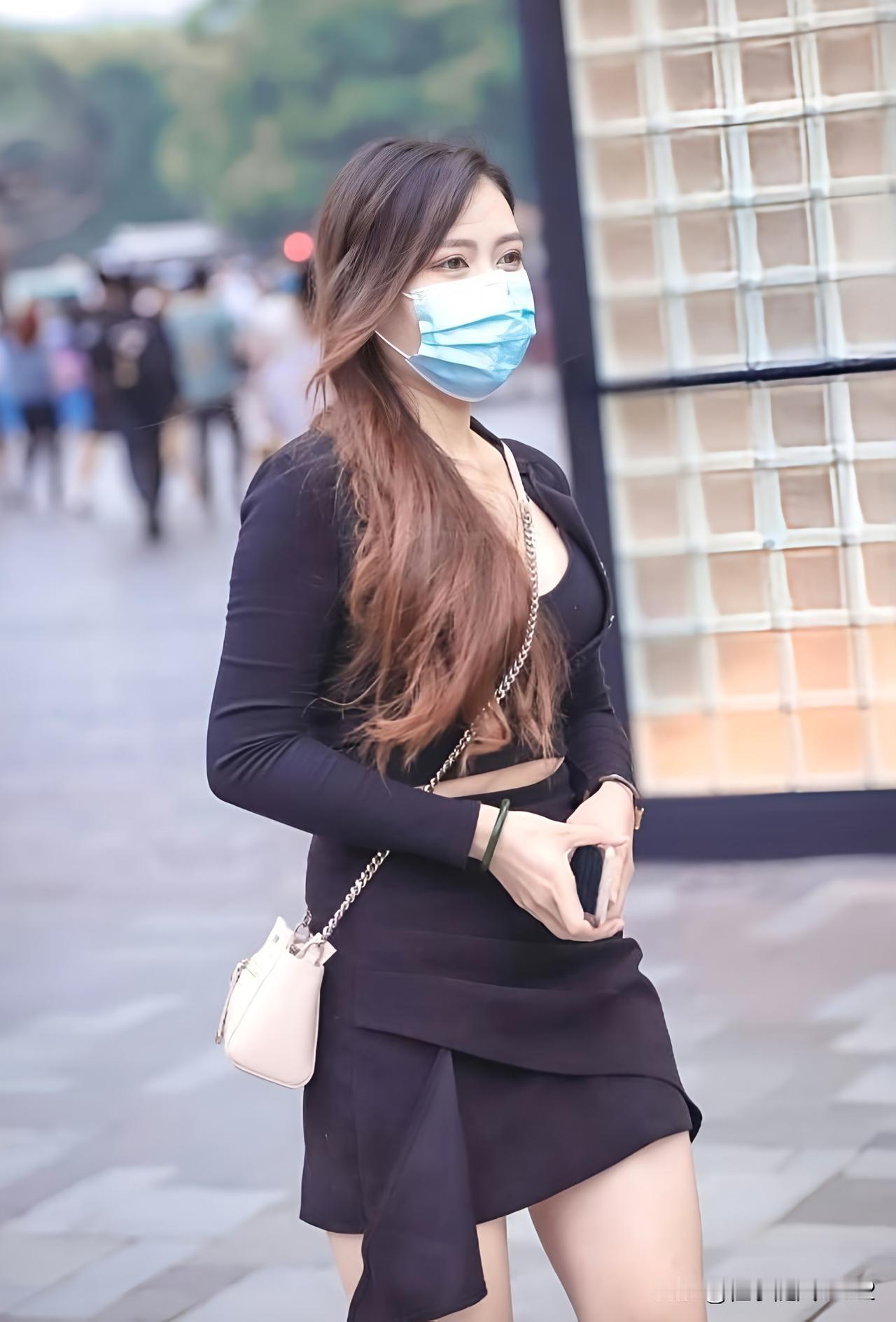 风华正茂时    口罩掩芳颜