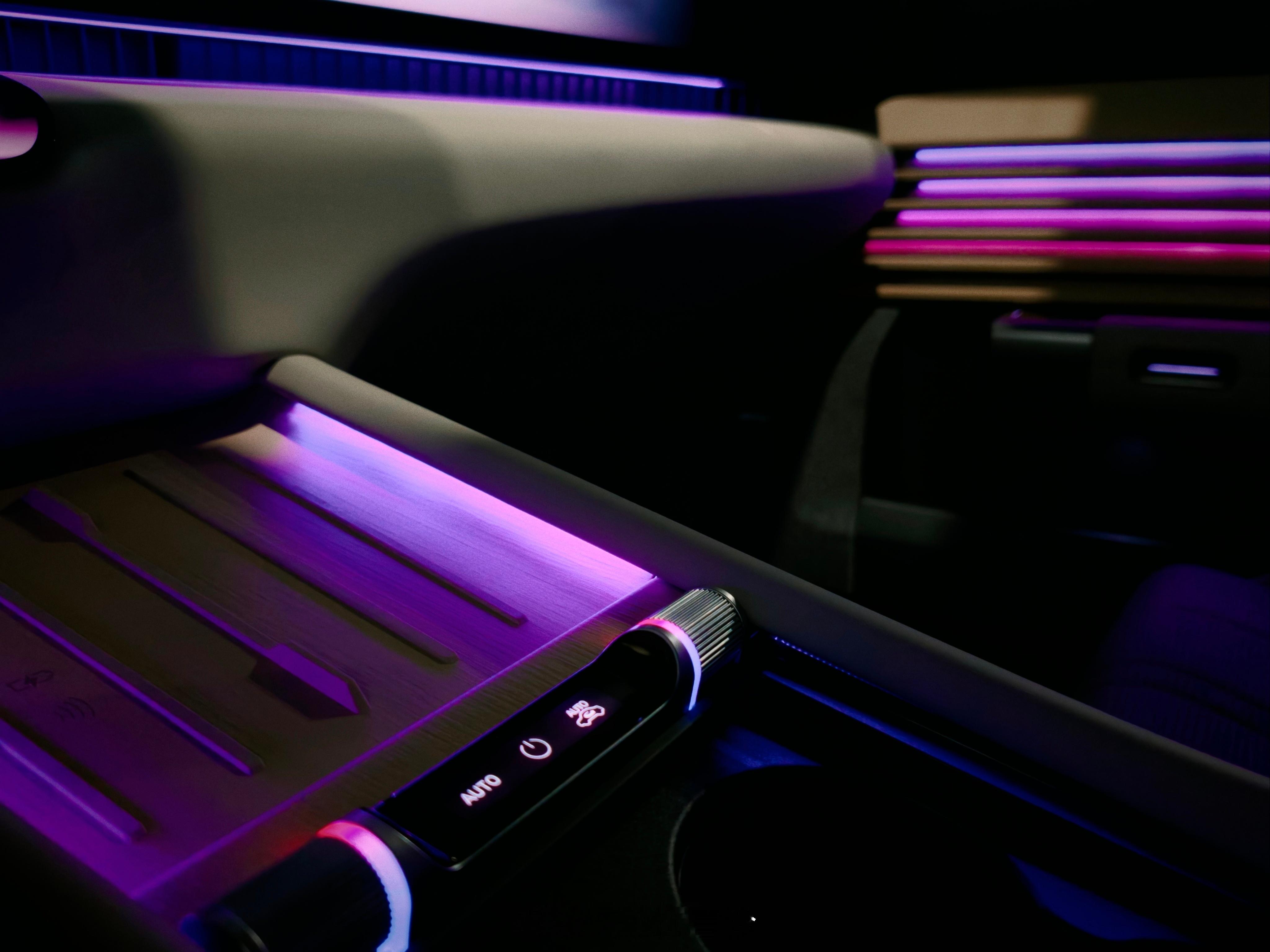 今年紫色大热，突然发现 大家车的奥迪e5sportback 车内的氛围早已是这种