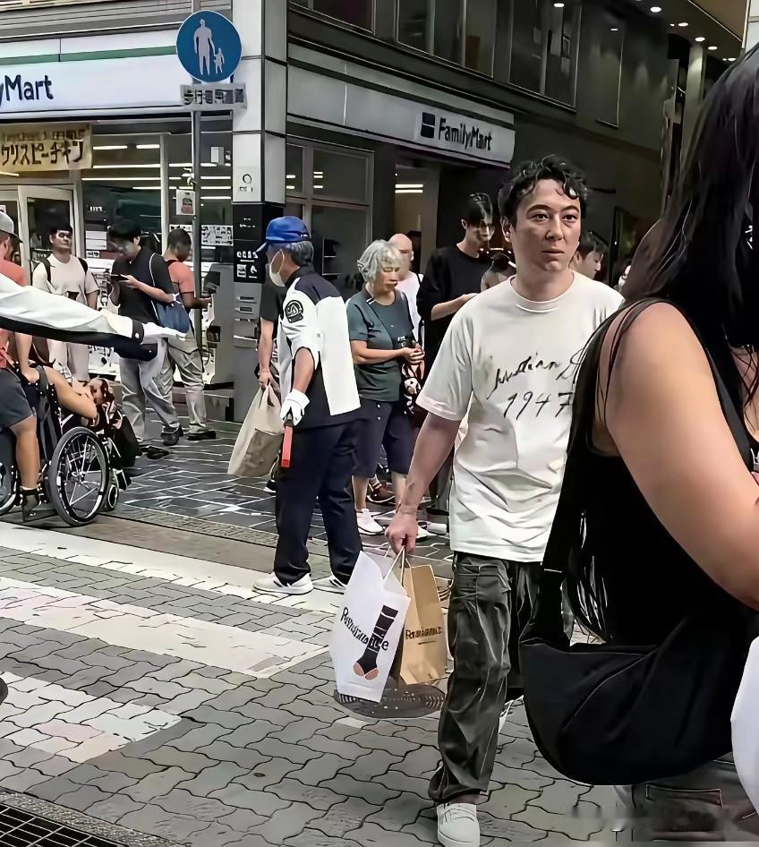 王思聪这辈子是不是都不会回中国了，他在日本已经过得很滋润，也很自由，不会被过多关