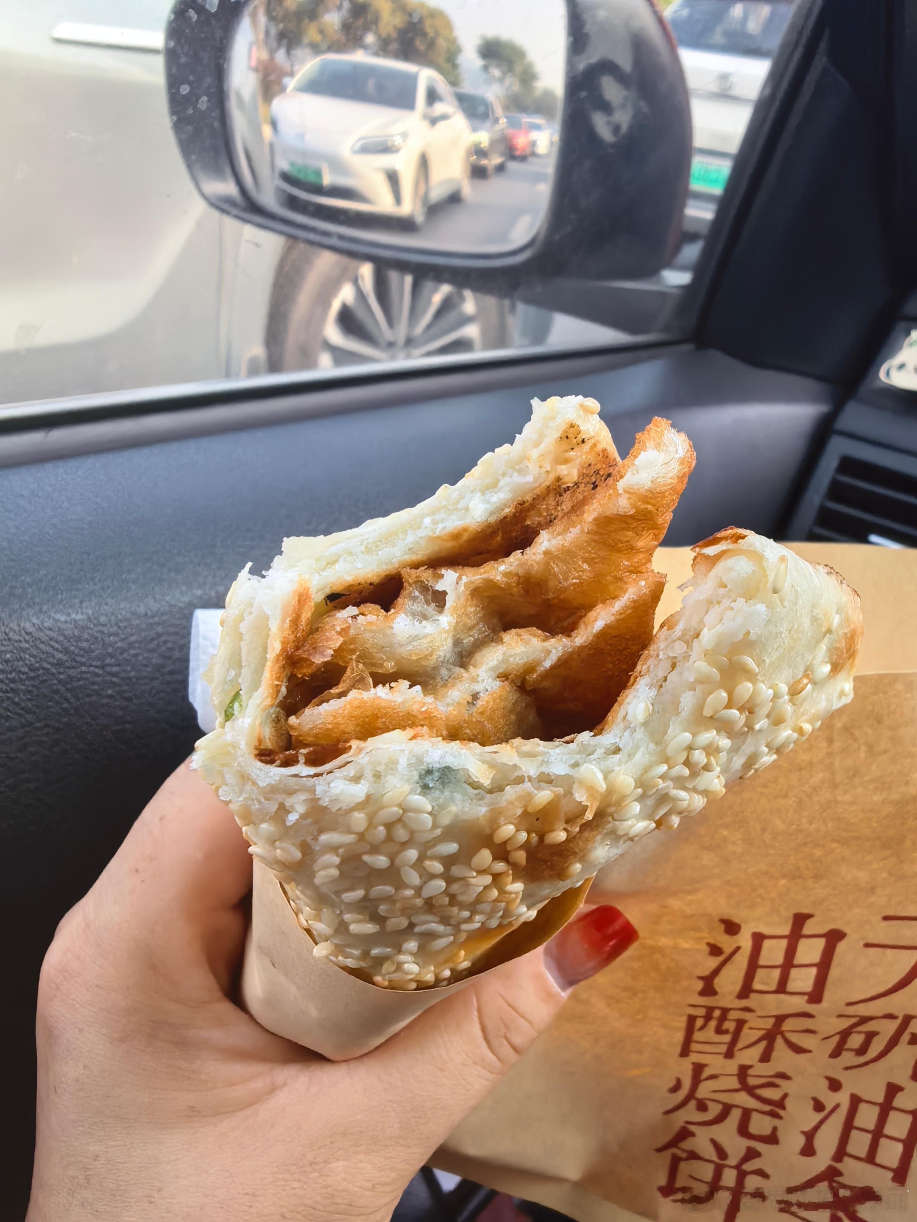 在杭州，烧饼夹油条的含金量不低于天津煎饼果子加鸡蛋。刚出炉的烧饼带着芝麻香气，外
