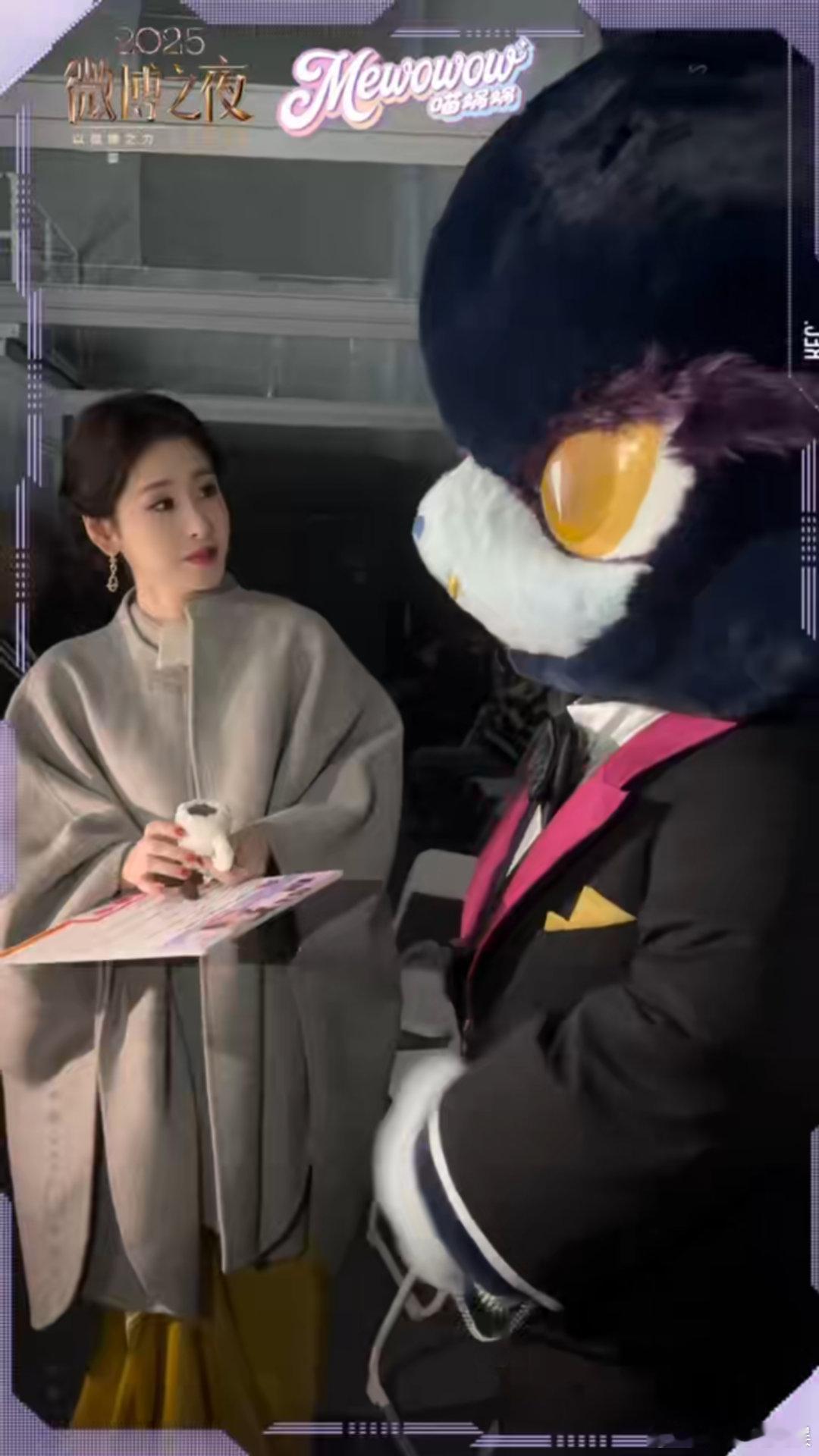 周雨彤白敬亭张碧晨在微博之夜喝上了 在微博之夜收到了的“加急订单”，雨彤想将酒杯