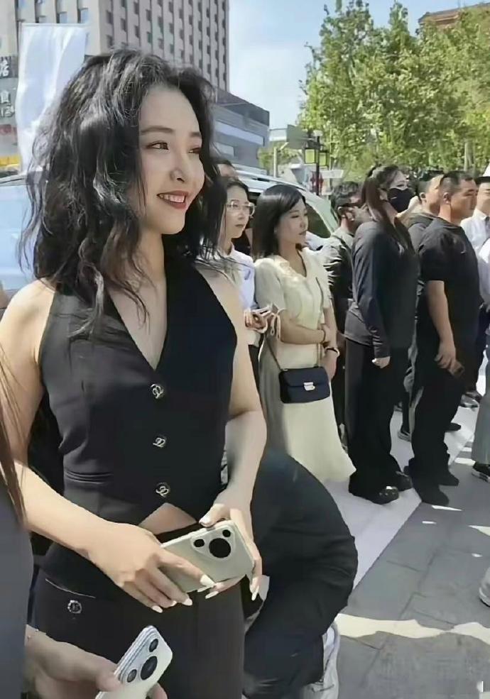 天呐，这居然是生图，感觉她前夫真的需要去看眼睛了 