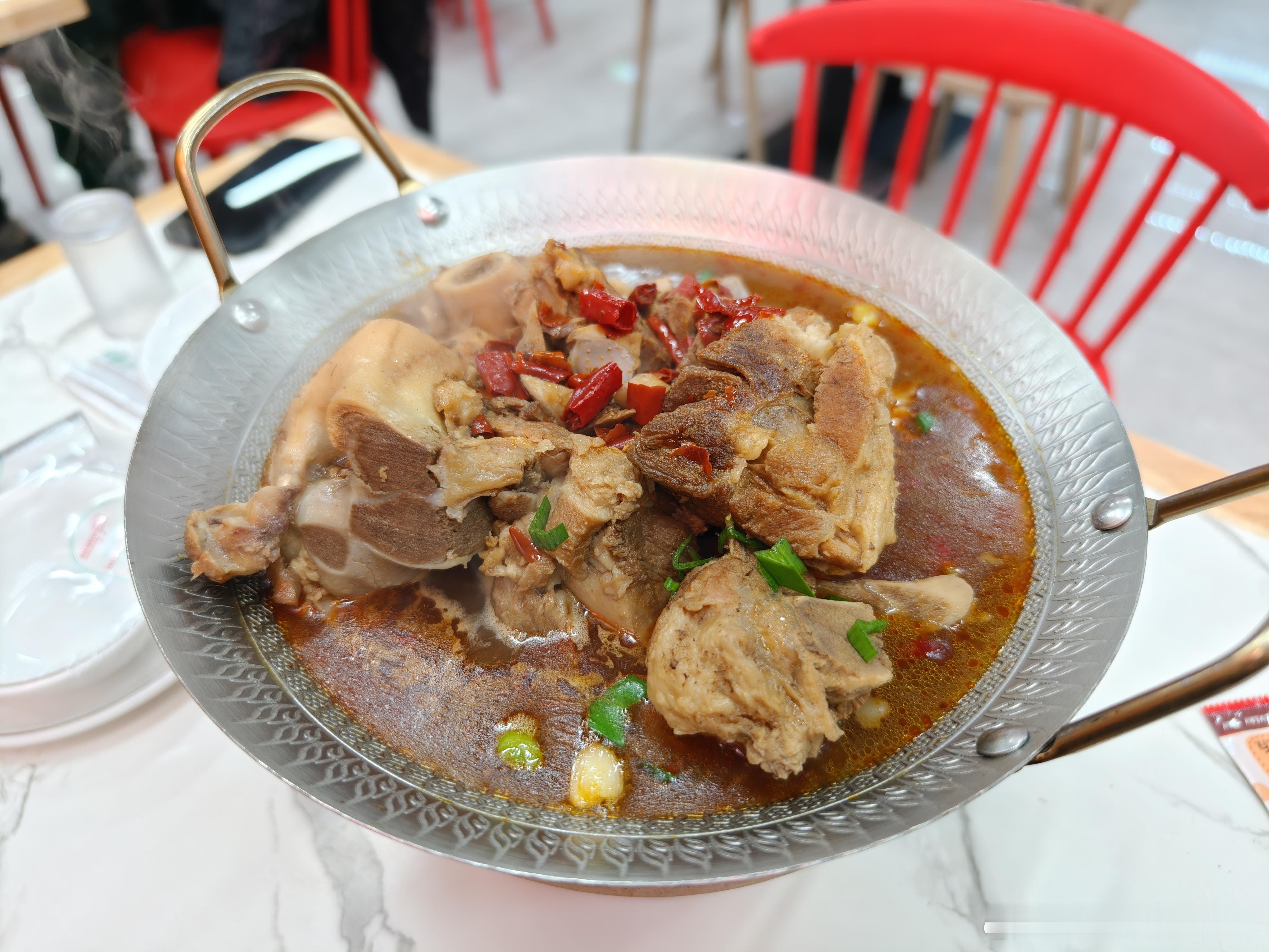 北风呼呼，最适合整个自助大棒骨啃啃了，微辣、酱香味的，很香