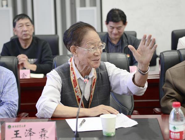 2020年，年近80岁的老教授嫌一包方便面太贵，被人嘲笑买不起，谁料转手就捐出了