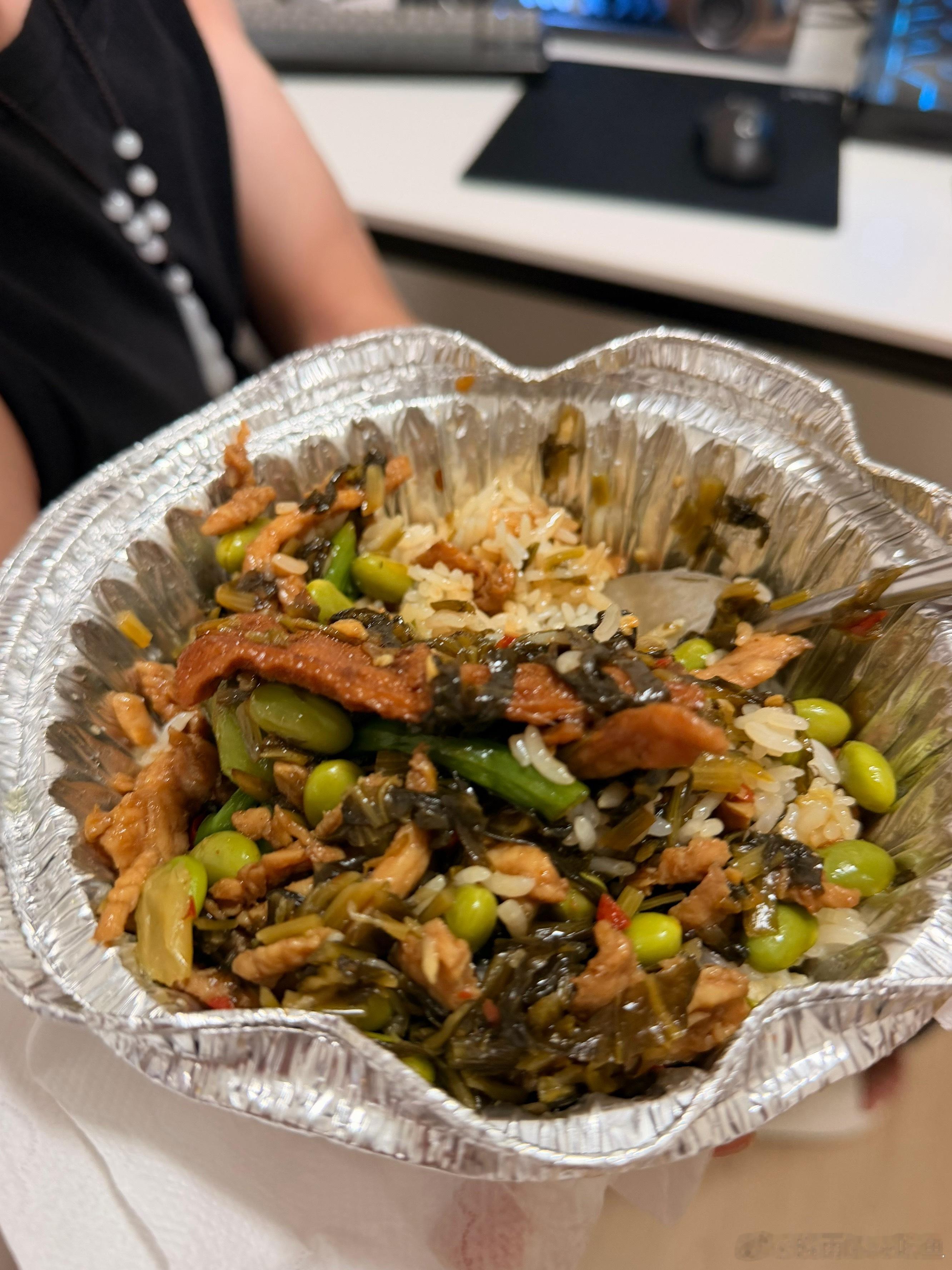 合肥外卖目前吃到过的最好吃的煲仔饭！徽金记！我最爱吃他家红烧带鱼的（昨天一边打麻