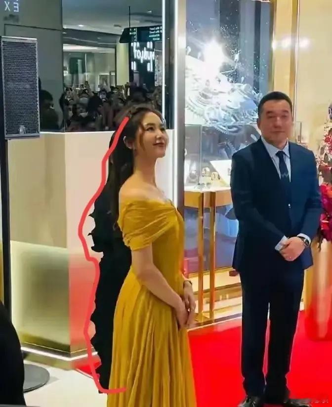 神错位！还在想刘诗诗的头发什么时候又多又长还卷了 ​​​