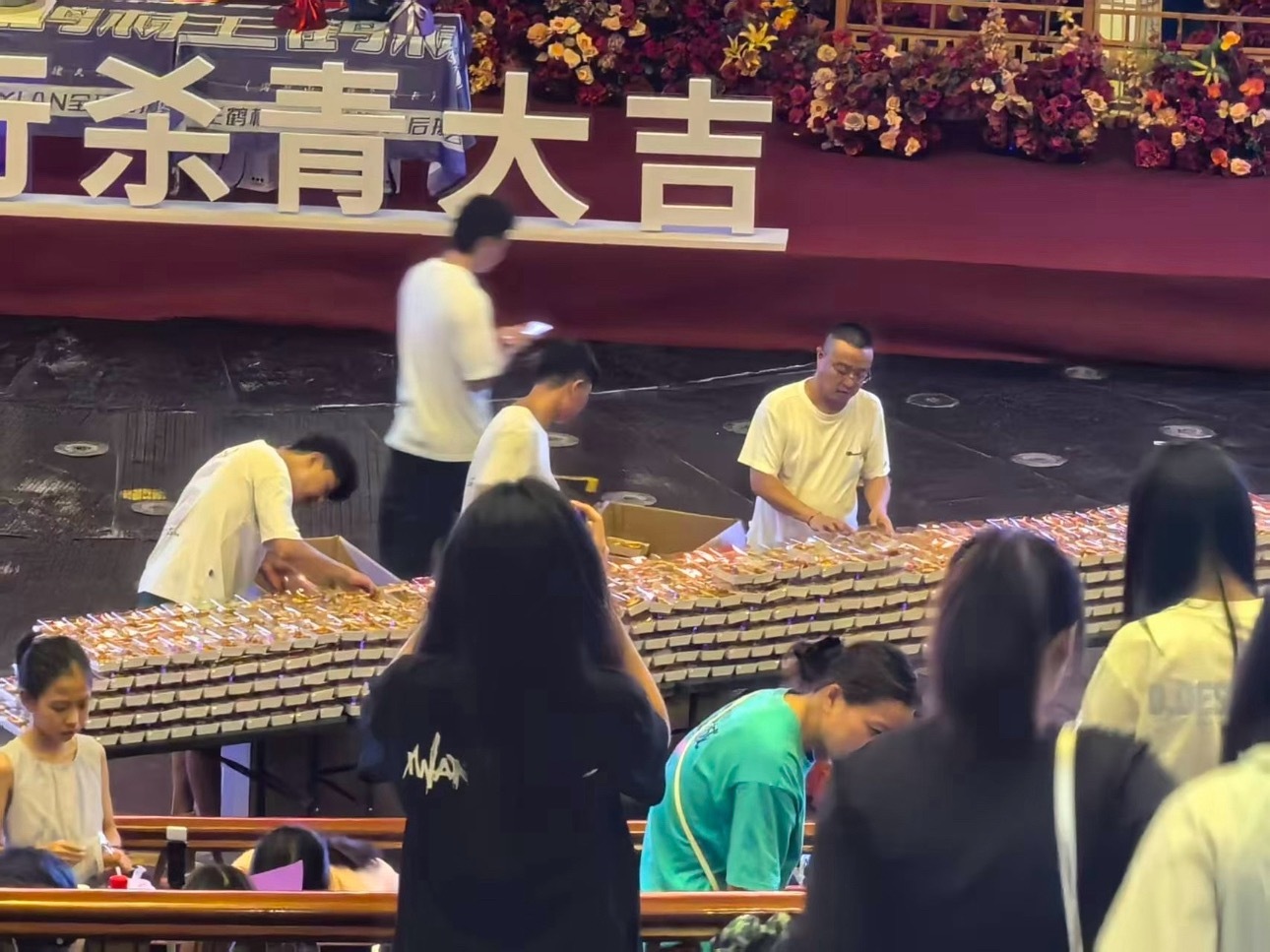 这都堆成山了你们吃得完吗